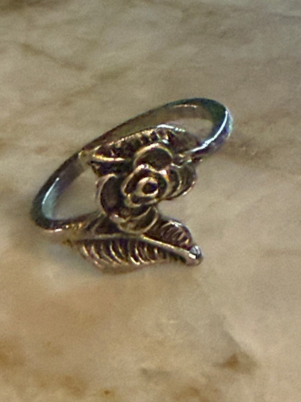 Women’s Ring Sz 5-1/2 silver metal